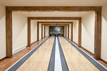 Allée de bowling intérieure avec lanes en bois et poutres apparentes