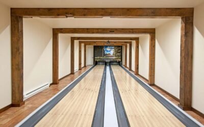Allée de bowling intérieure avec lanes en bois et poutres apparentes