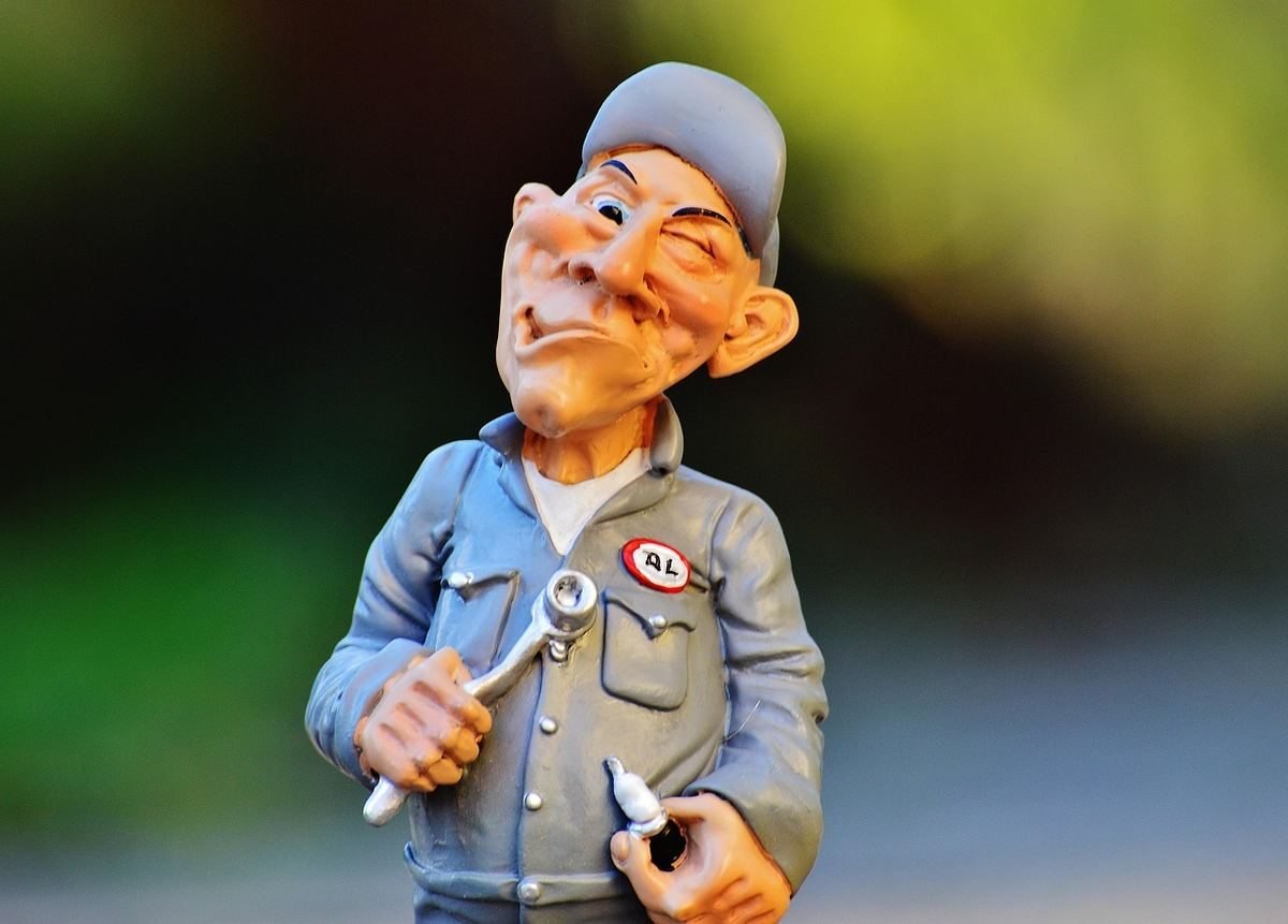 figurine caricaturale d'un mécanicien en tenue de travail